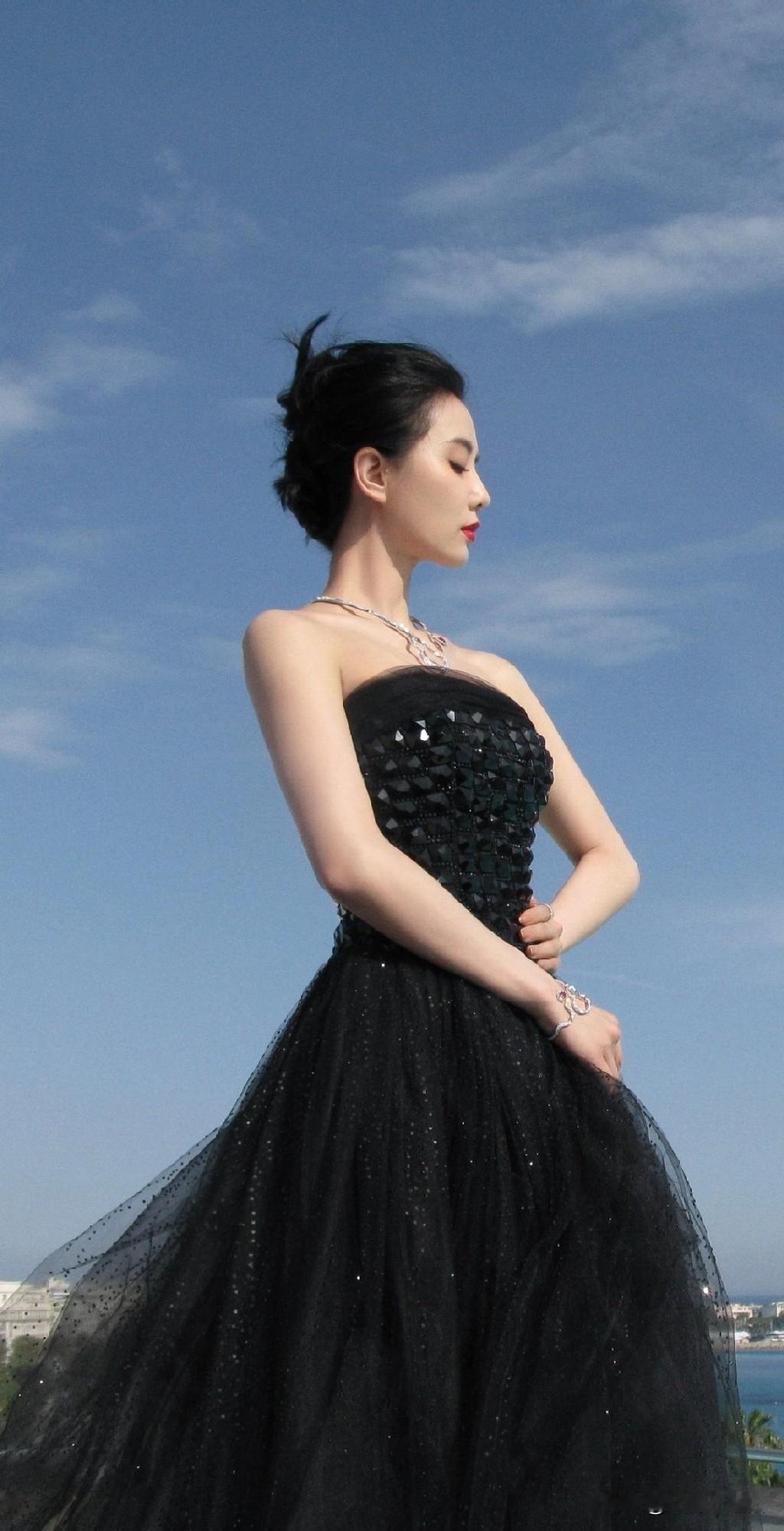 优雅黑裙，气质女神，海风轻拂，惊艳瞬间