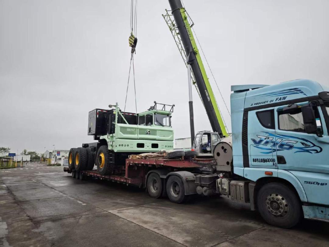 近日，上汽友道智途与上汽红岩联合开发的首批无人矿卡已发运，前往新疆准东。此批无人
