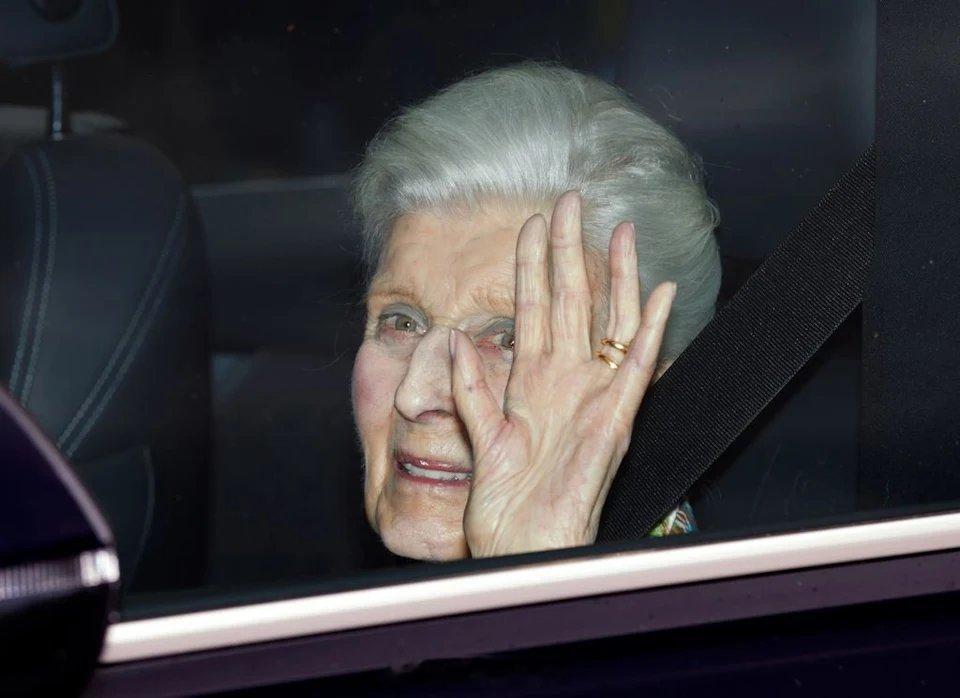 英国王室  即将在圣诞节迎来8️⃣9️⃣岁生日的奥格尔维夫人亚历山德拉公主乘车抵