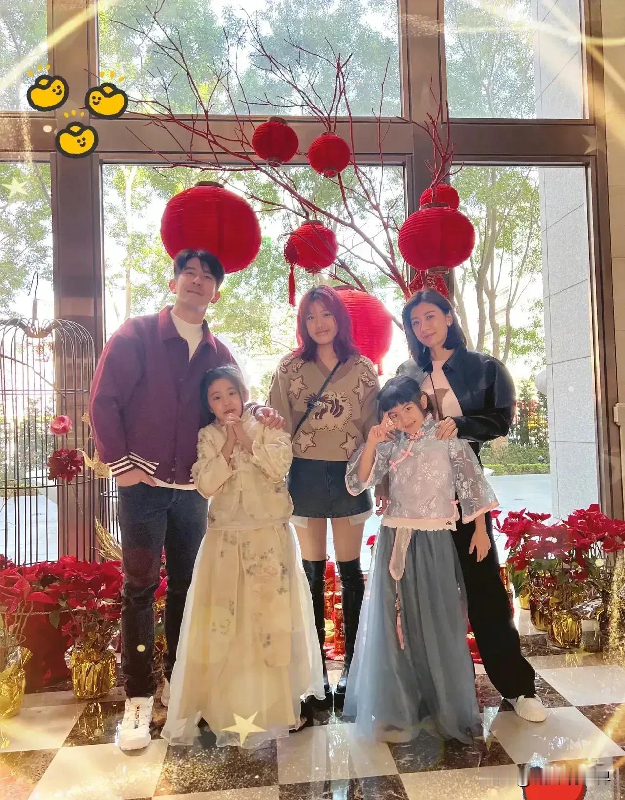 贾静雯晒全家福惹全网羡慕不已，三个女儿四朵金花，只有生女儿命的贾静雯，如今守得云