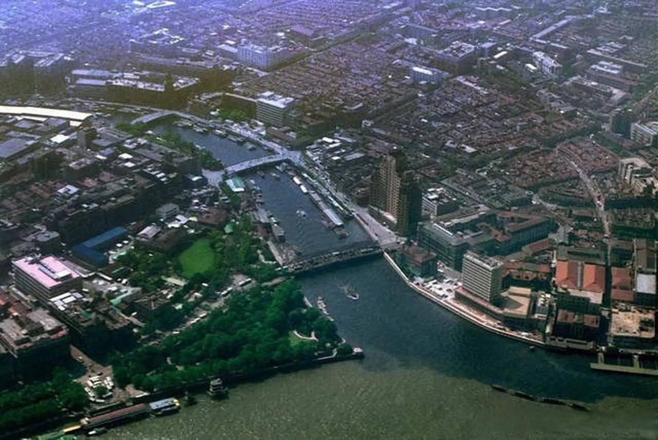 按照以前的轮船和舢舨，黄浦江和苏州河都可以通航，整个太湖流域水乡、杭州湾、大运河