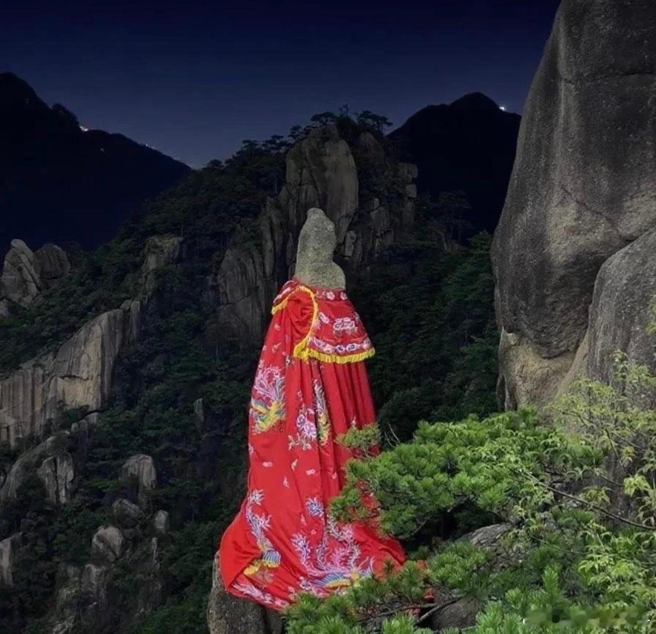 这大晚上的我要是看到估计会吓死 