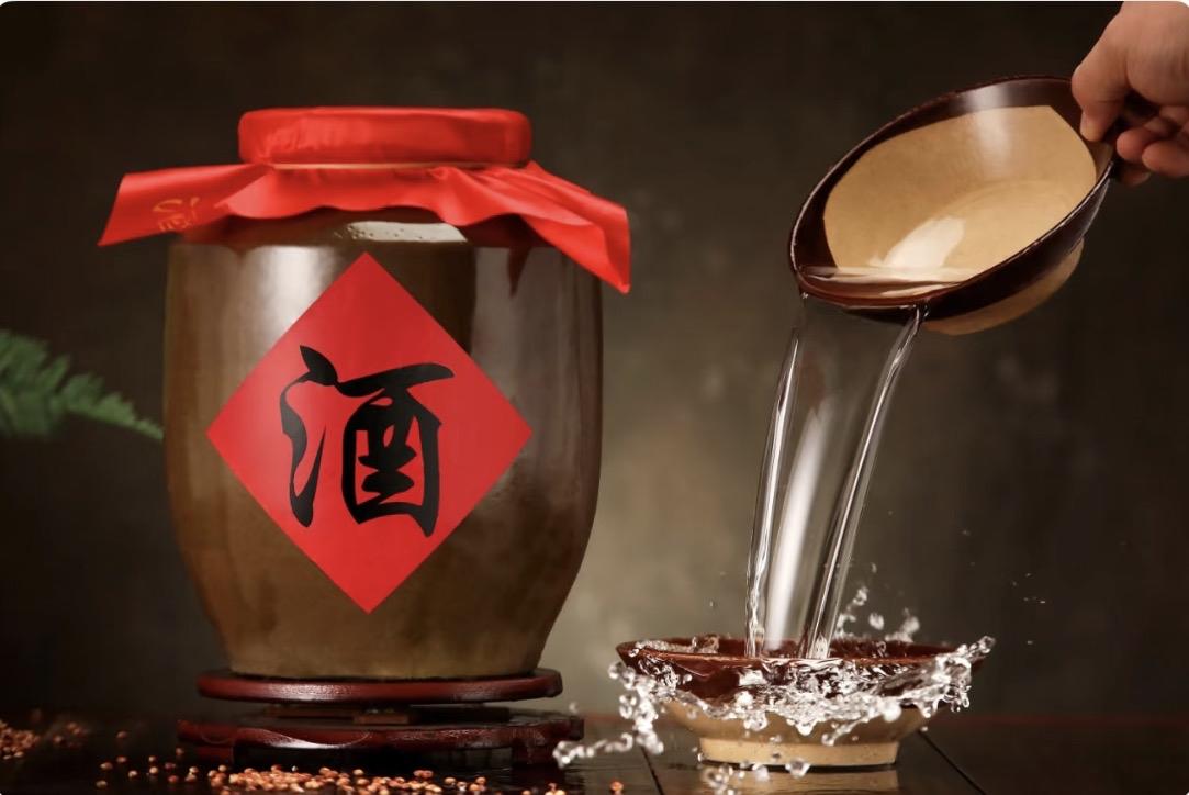 上联：老酒一壶温故事
下联：残碑几字刻流年