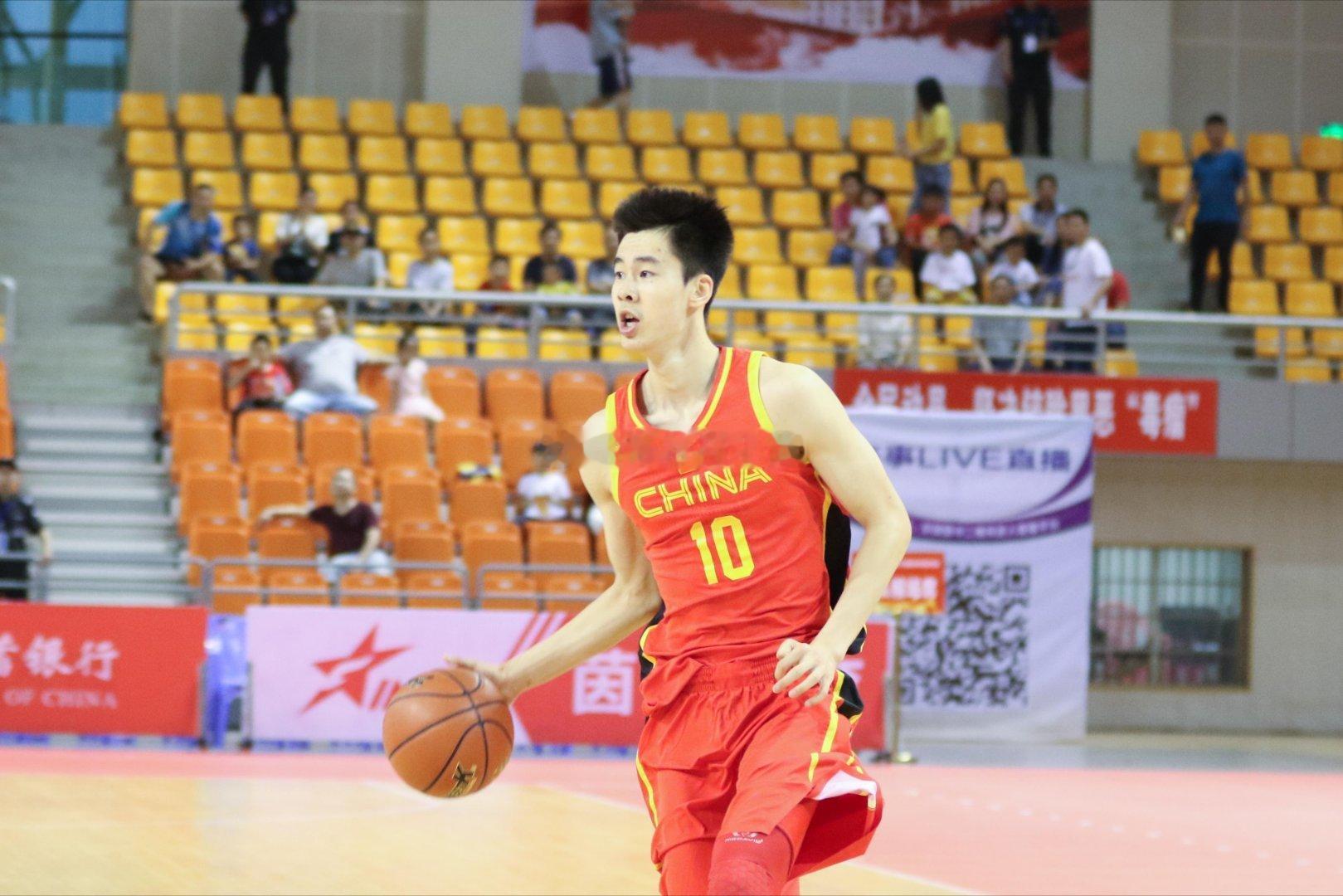 郭昊文未必撒谎，但是肯定是夸大了。他这样的年龄，夏季联赛又不愿意打，正常球队连E