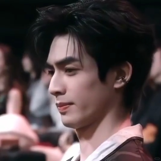 谁告诉我宋威龙怎么做到挑眉wave的我两个眉毛学抽了也没做出来，宋威龙太帅了 