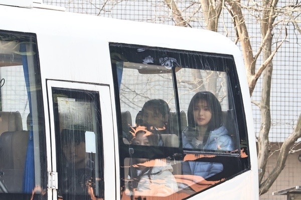 杨超越  杨超越本体藏不住了，好可爱。开工第二天🎬杨超越今天是太阳雨 ·杨超越