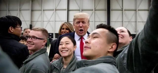 特朗普这次在欧洲踢到了钢板，据报道，他在考虑从德国撤出美军，而德国选择党则表示，