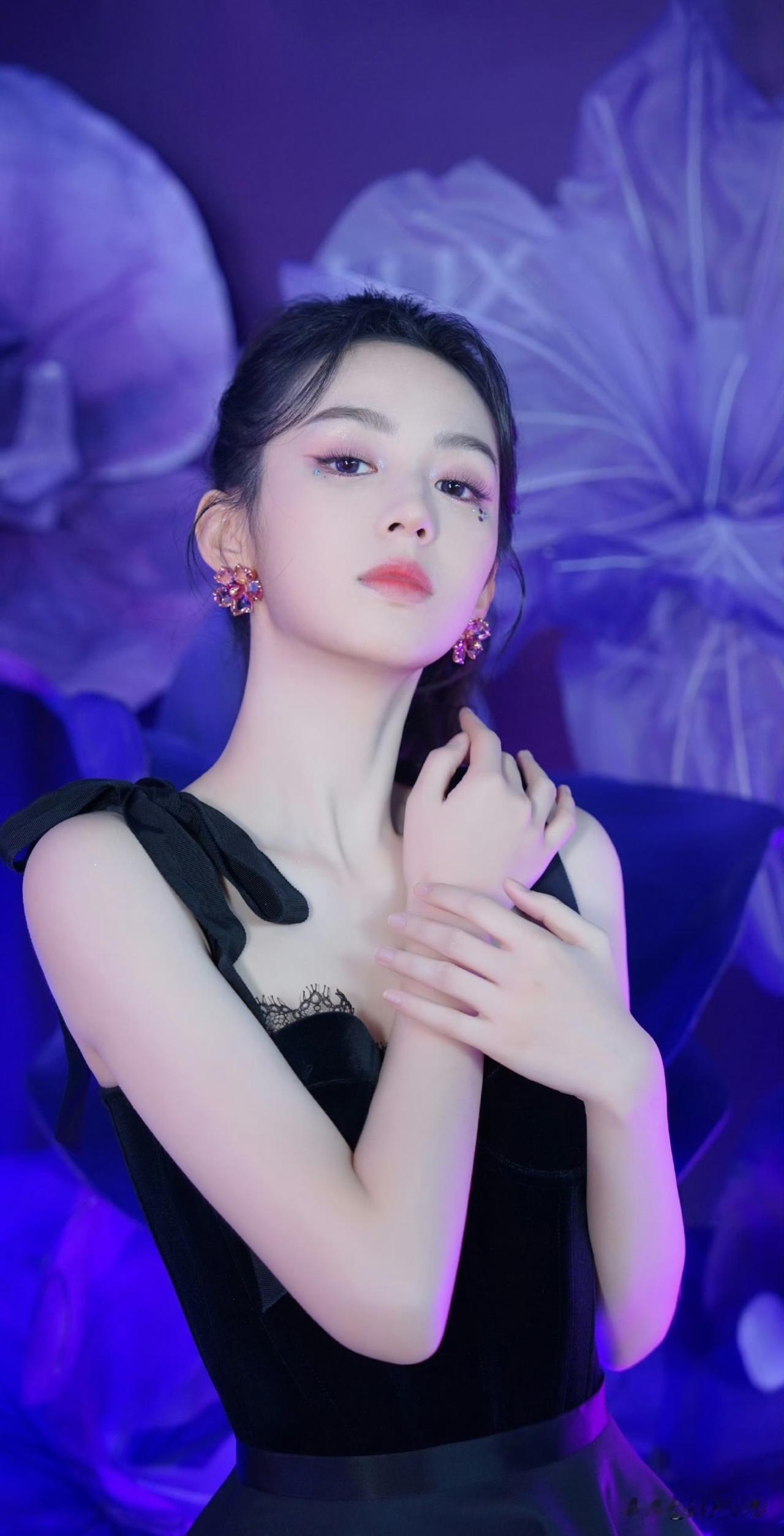 这位大美女演员，气质清纯甜美，她姓王，全名叫啥？你来补充！