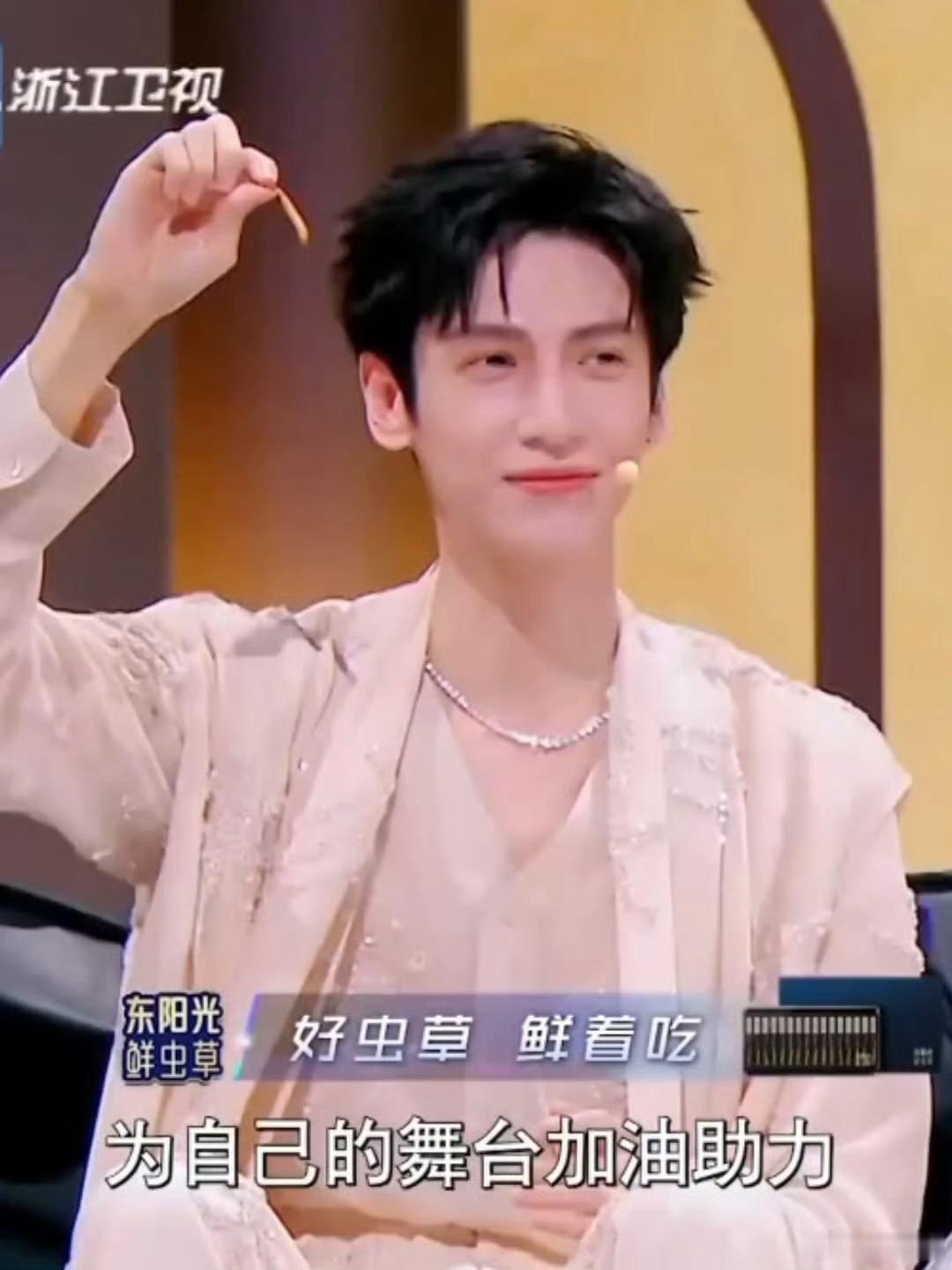 这个罗云熙舌头咋这么诱人。。粉嫩嫩娇滴滴的