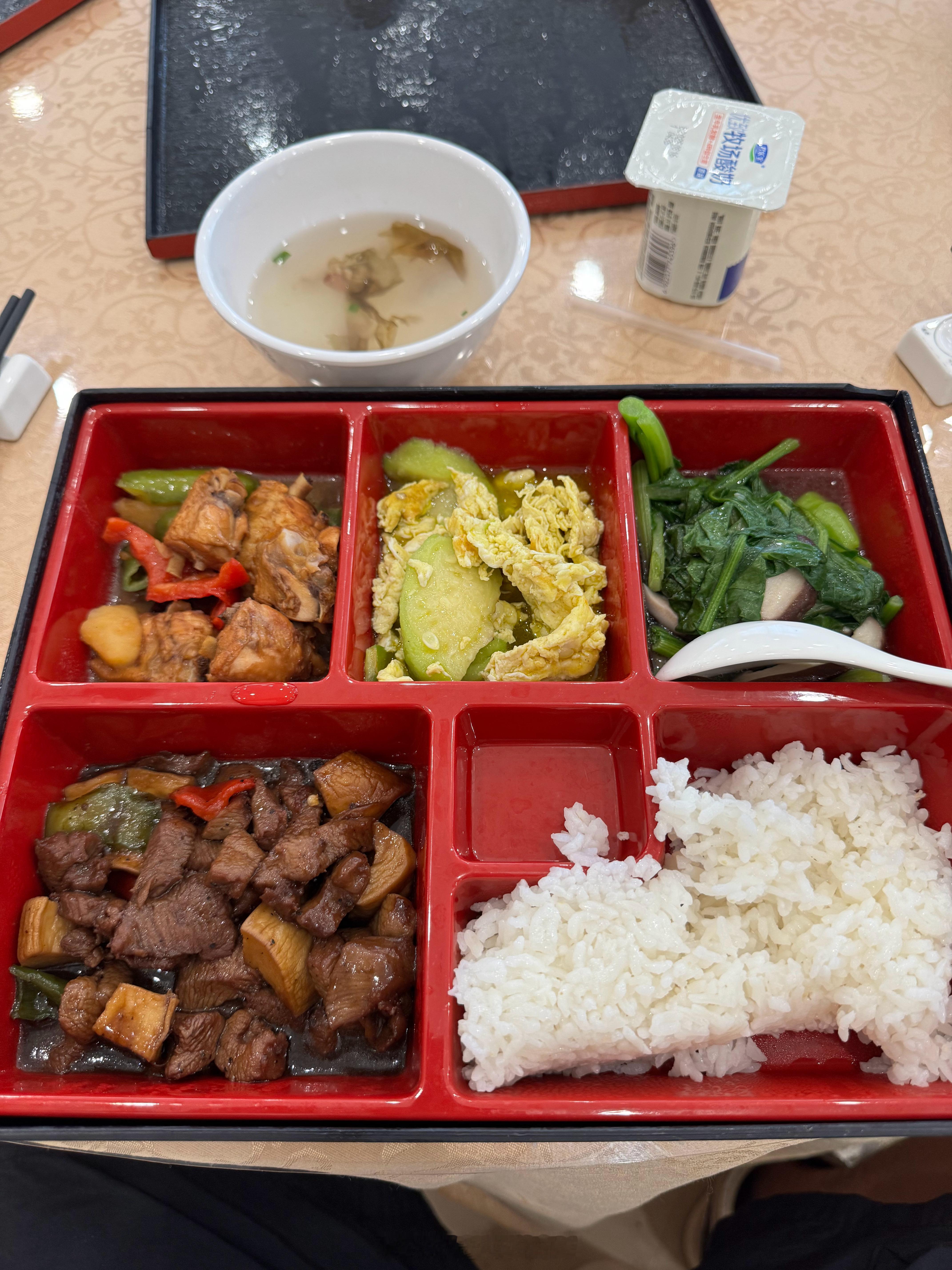 从早上8:30开始试驾，到现在才干饭，十几台新车，在耐久度路上开一遍坐一遍，这么
