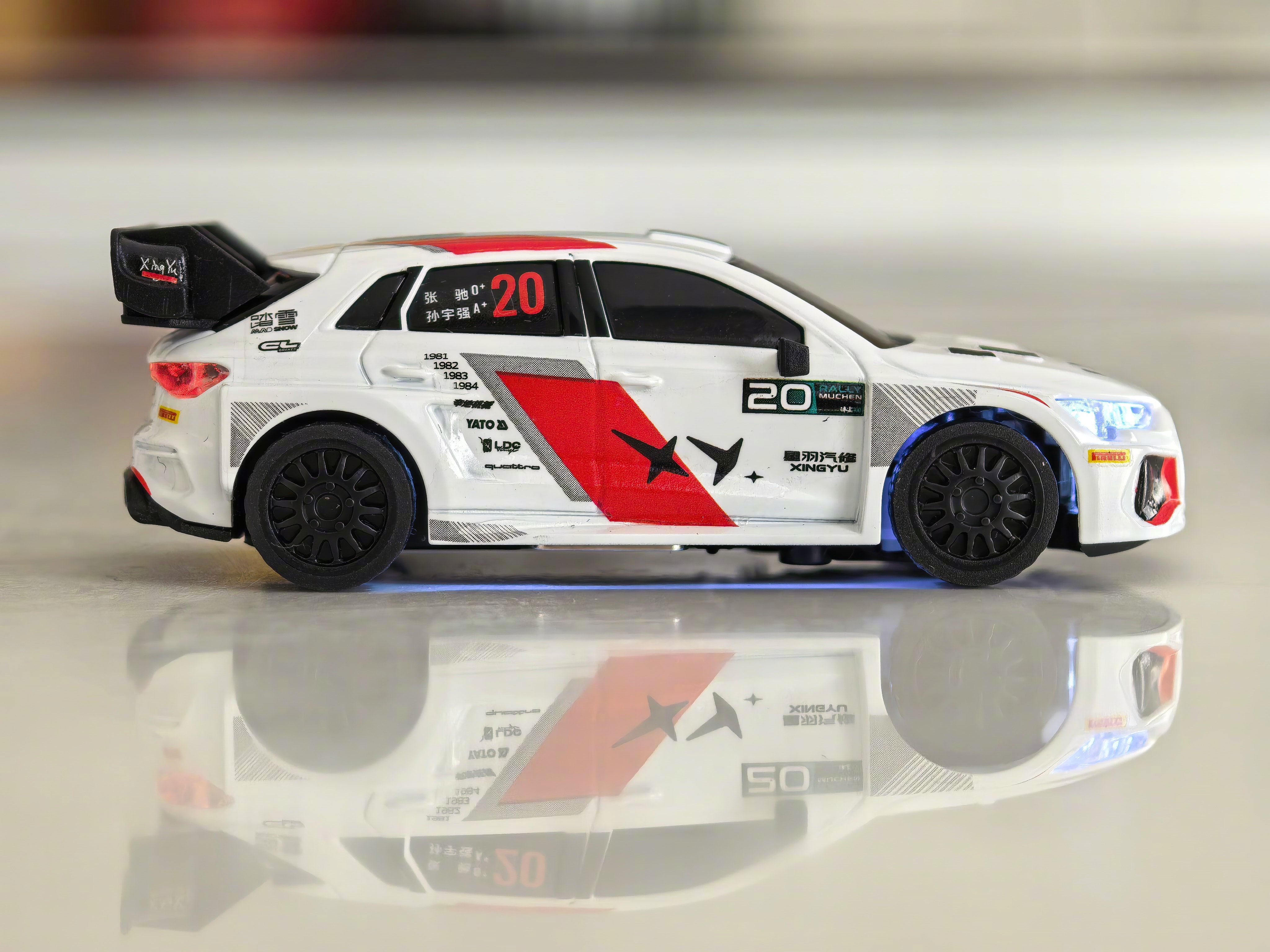 这1:76飞驰3腾哥尹正战车有意思，非常小，还能遥控，关键是连底盘灯和前后灯都有