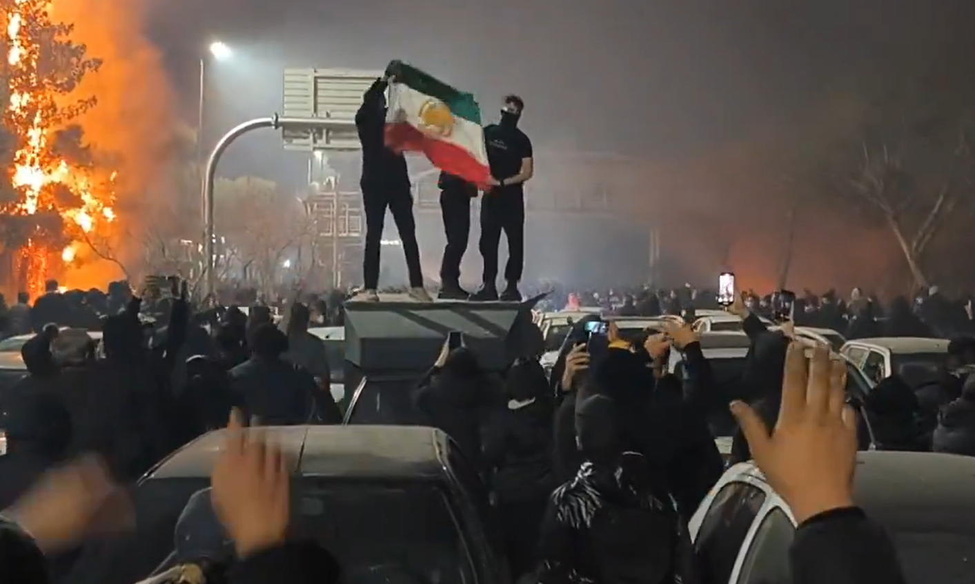 打不打伊朗？要看三个迹象！美国战斗机、加油机、航母快基本到位了，但是特朗普并没有