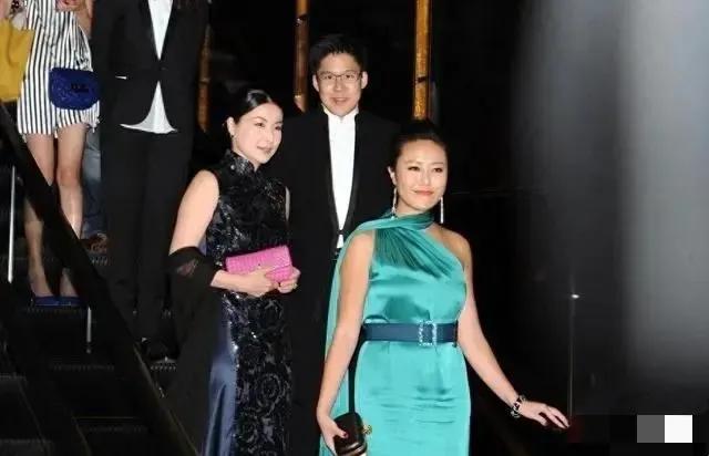 终于看到她一次贵气打扮了，真是容光焕发啊！

习惯了平日里看她休闲朴素的打扮，这