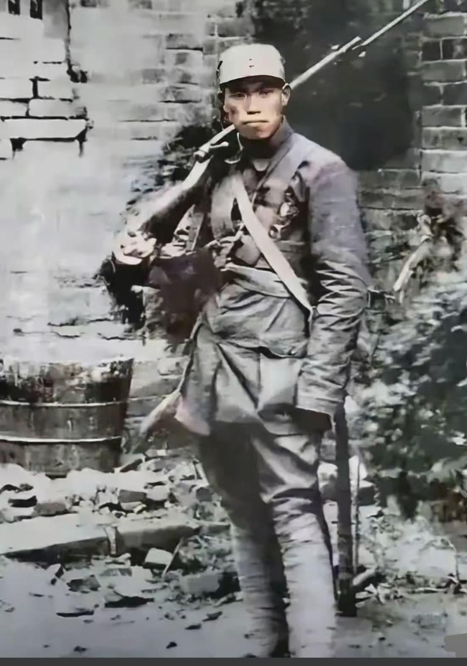 梁兴初将军堪称传奇。他1913年生于江西吉安，年少时是打铁学徒。1930年参加红