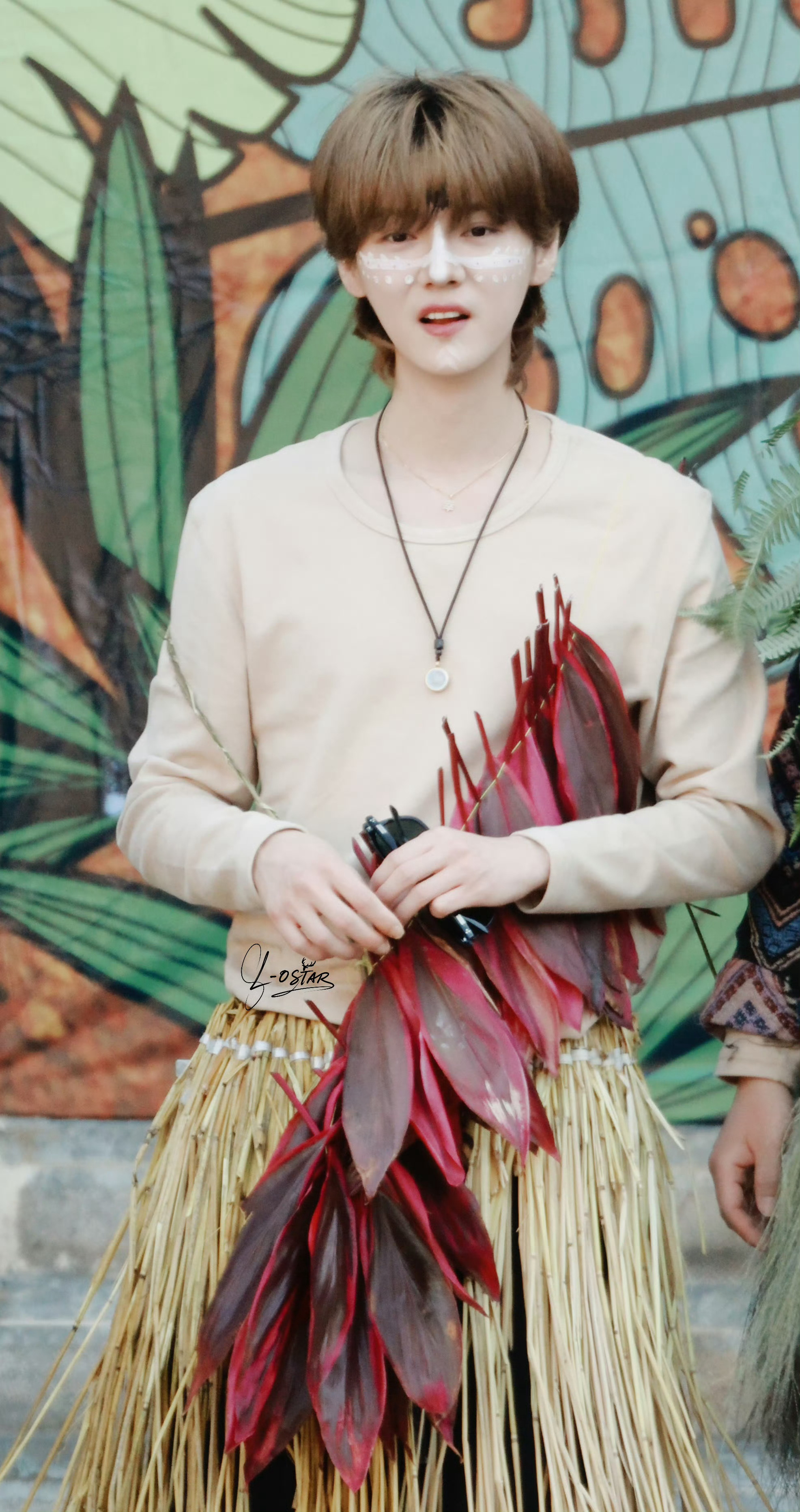 今年热度霸榜各平台我们要了鹿晗没有发一条但是全网热议是的这次是综艺路透