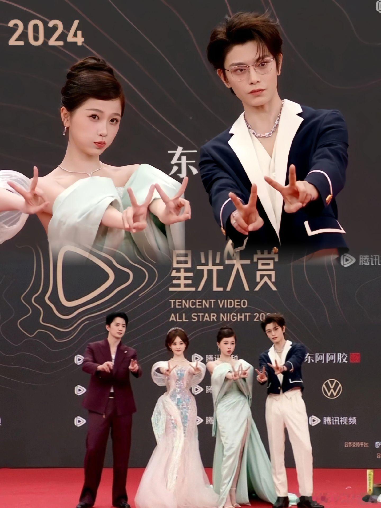 虞书欣丁禹兮手挽手 又在捂脸笑，说什么了给我听听好不好[可怜][可怜] 