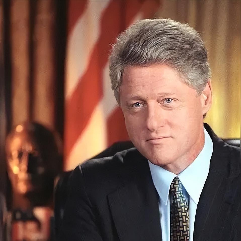 克林顿政府在1993年至2001年执政期间，成功将美国联邦财政从巨额赤字扭转为盈