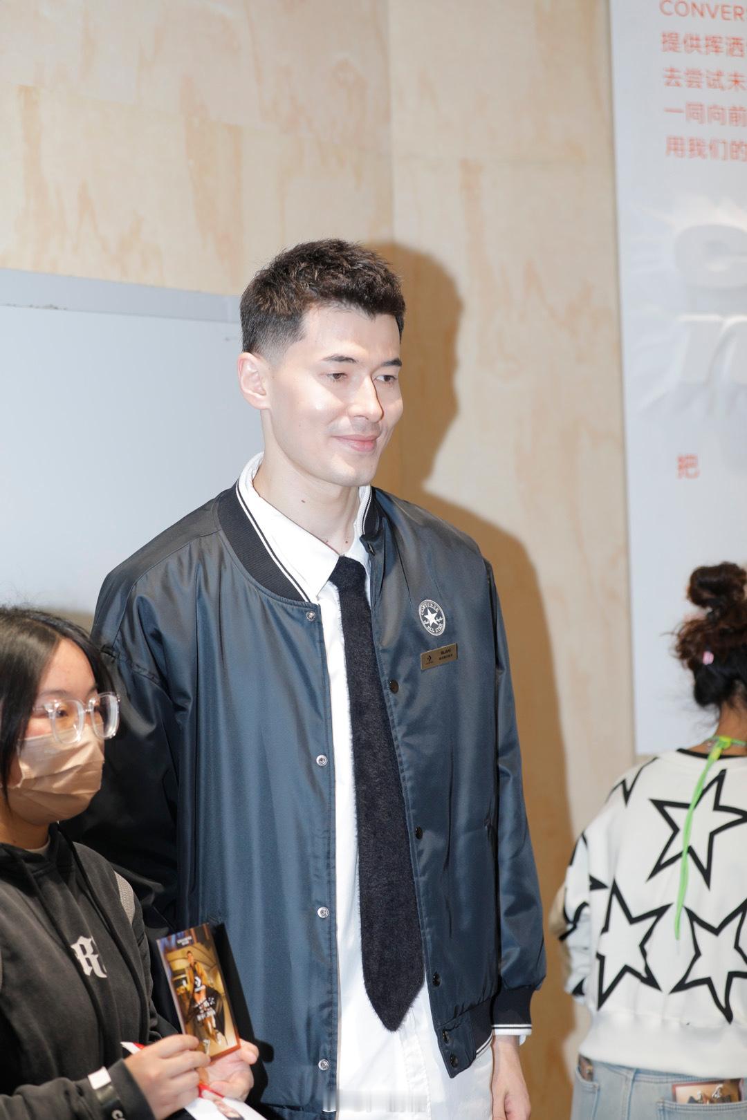 分享昨日店长帅图📷：#cba炫时刻##新疆男篮##小卢篮球世界# ​​​