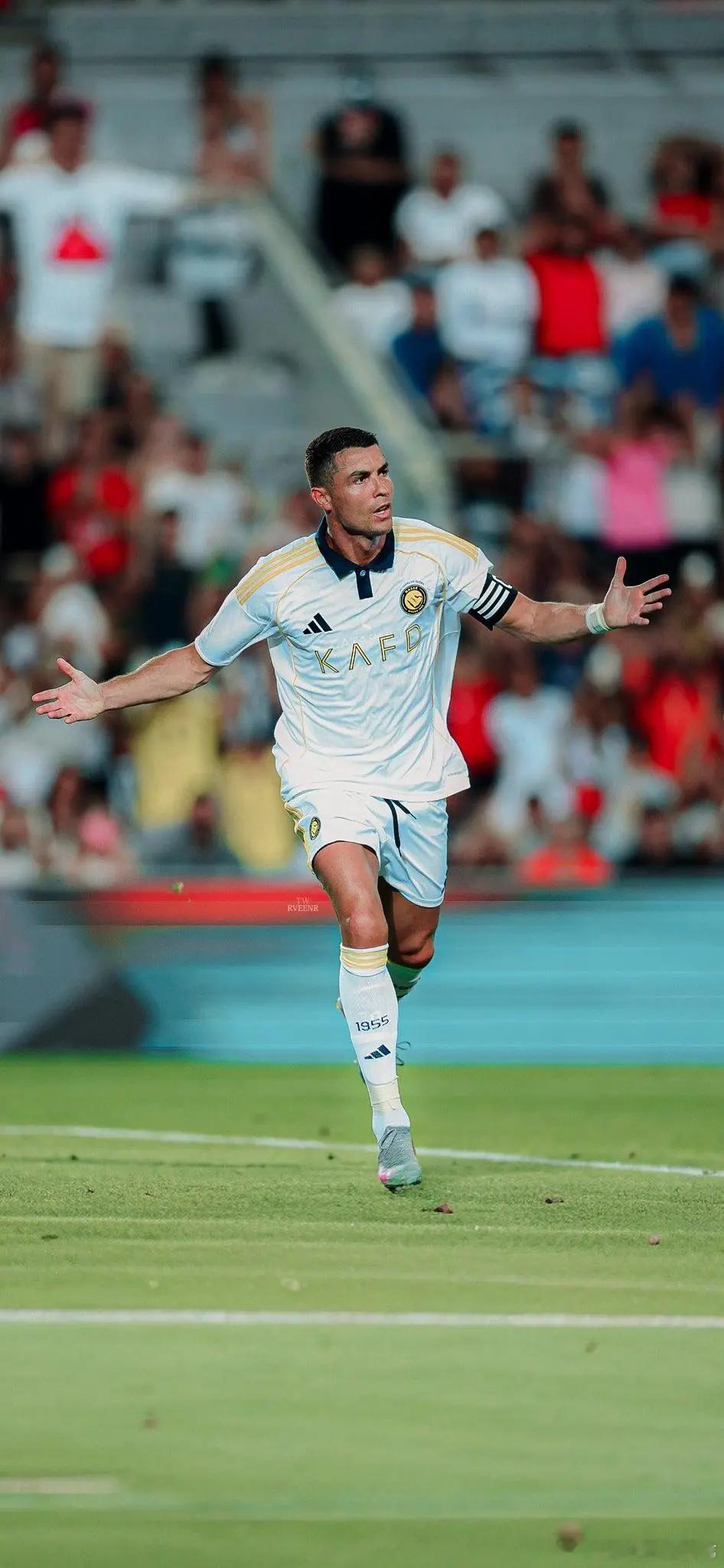 C罗[超话]  这张真的帅 ​​​