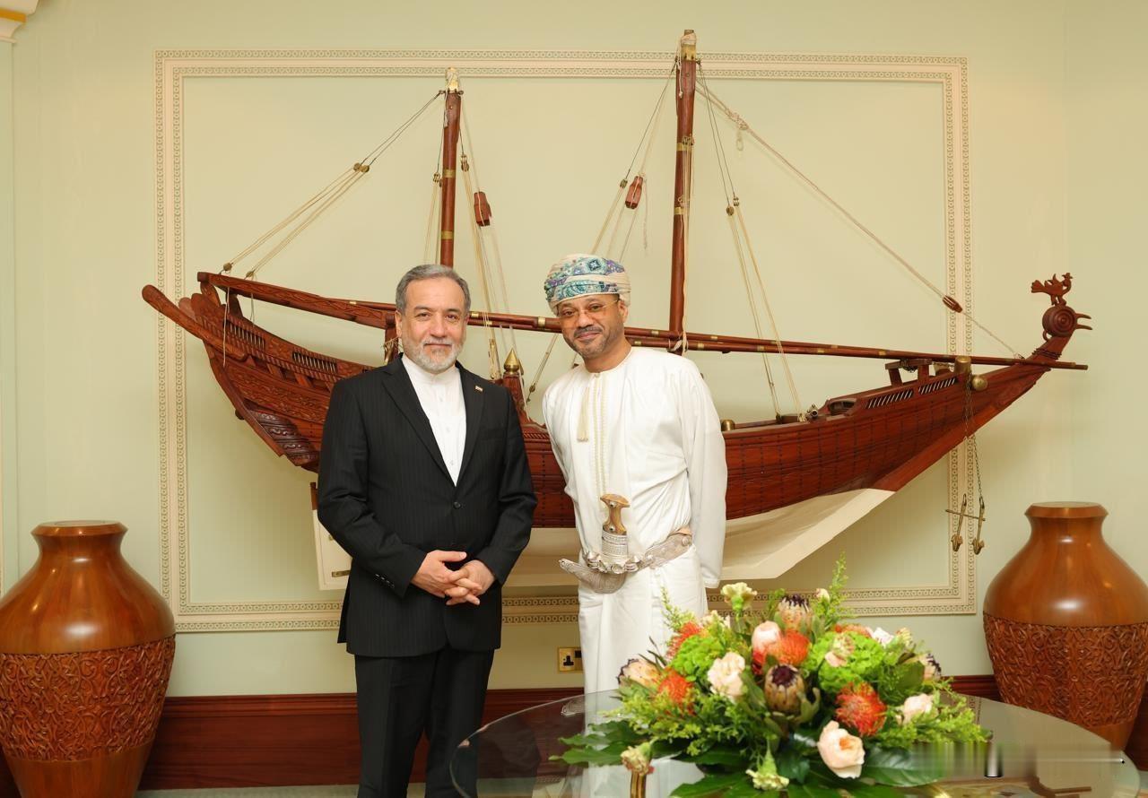 当地时间26日晚，阿曼外交大臣巴德尔发文透露，已同伊朗外长就霍尔木兹海峡议题展开