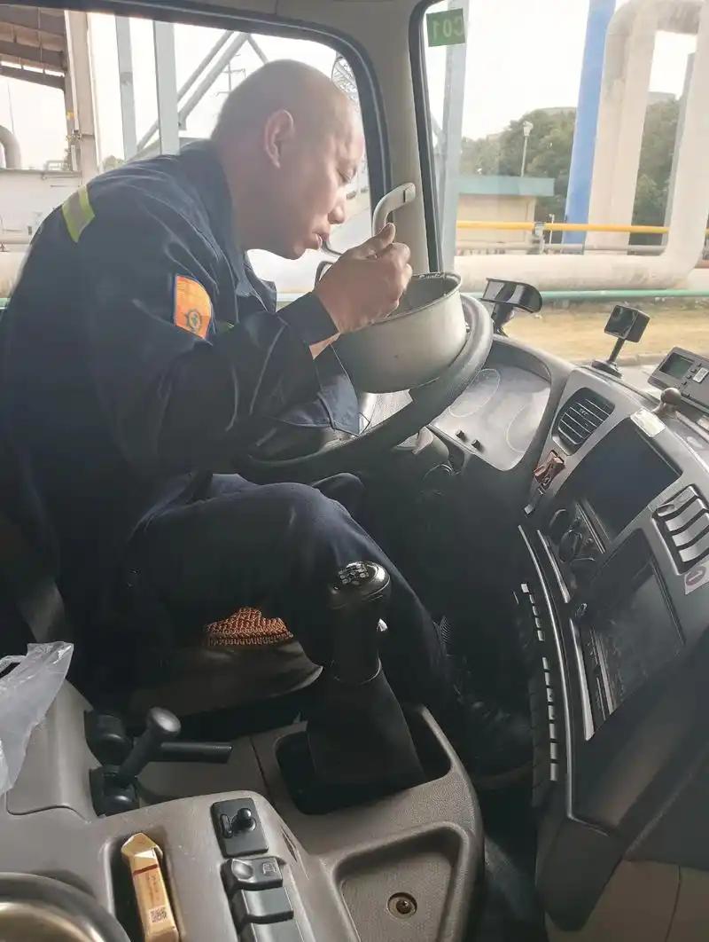 现在有些货运司机选择转行？原因其实挺多的。首先是工作太辛苦，经常长时间开车，日夜