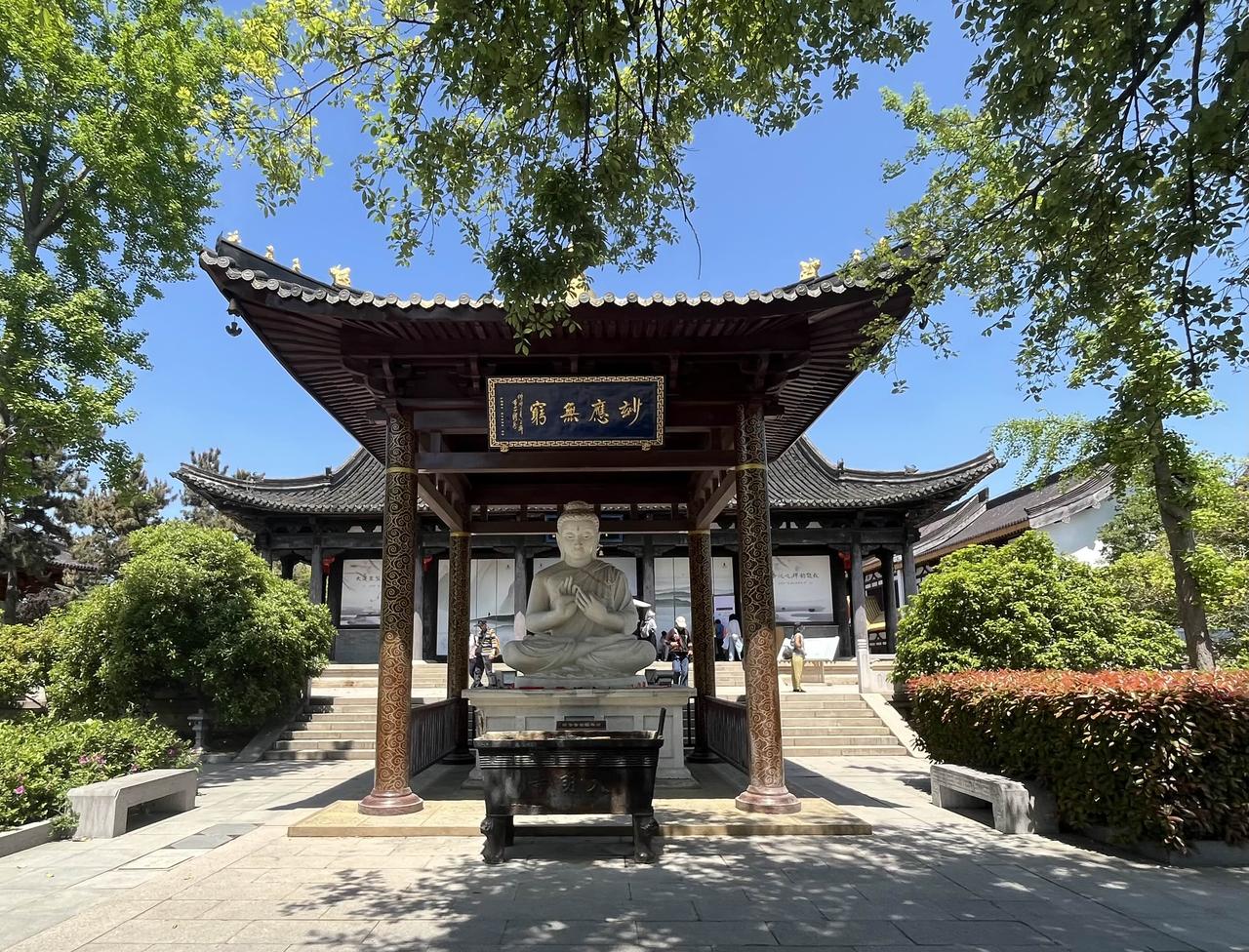 扬州市大明寺内有座卧佛殿，殿内有尊大佛卧着……
2026年4月，我用手机摄影的照