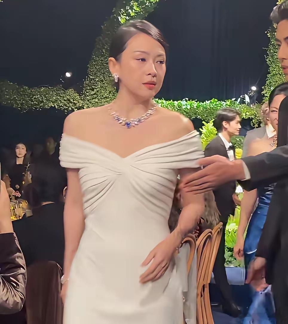 医美确实是一条很难回头的路？快打住！子怡这脸真不是填充翻车了！之前看她脸圆得像发