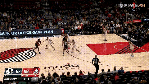 波特兰开拓者 在杨瀚森进球以后，开拓者的主场球迷和替补席全都沸腾了，只见大家纷纷