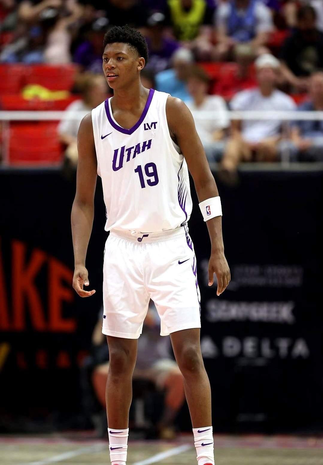 水果贝利终于吃了顿饺子

爵士战胜步行者，水货贝利首发25分钟，投篮13中7，三