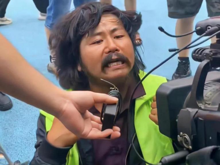 胡雷还是别好心了！


胡雷去学校帮助小女孩，
不仅衣衫不整
还当众下跪。
这份