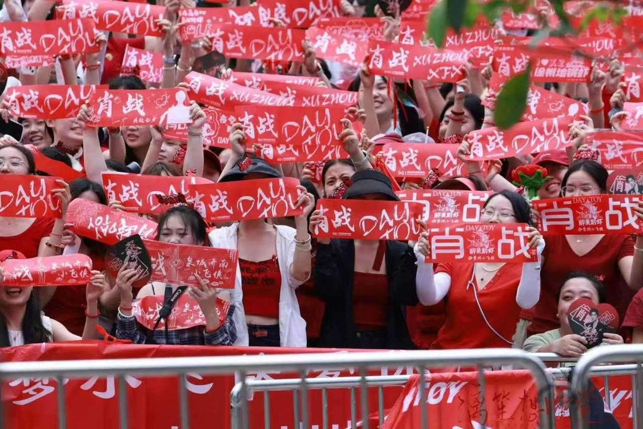 8月19号

肖战ysl香港线下活动
期待男神肖战，七夕快乐！
七夕最盛大的爱意