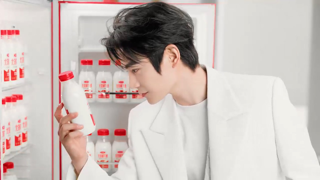 反复看丁禹兮的鲜牛奶短片，被他说的“鲜”狠狠戳中！“近一点”是牧场到身边的亲近感