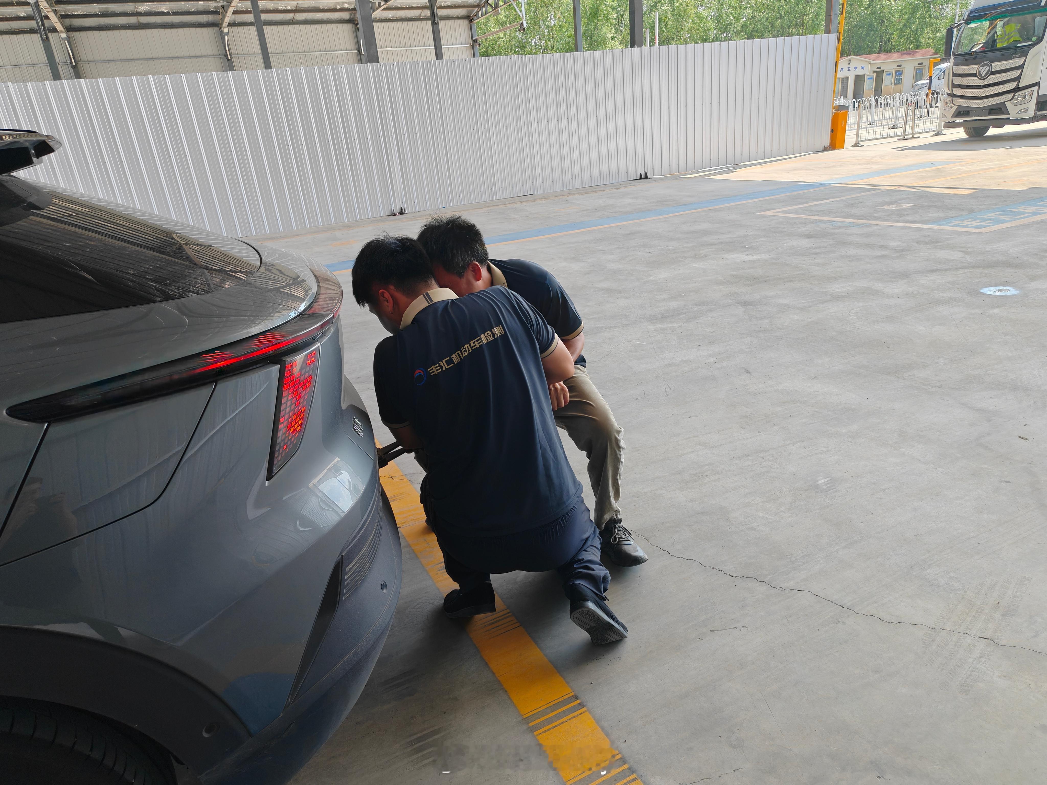 师傅拆牌说北京的车牌真硬。。。得两个人一起使劲拆。极越没卖但是过到天津户了，腾一
