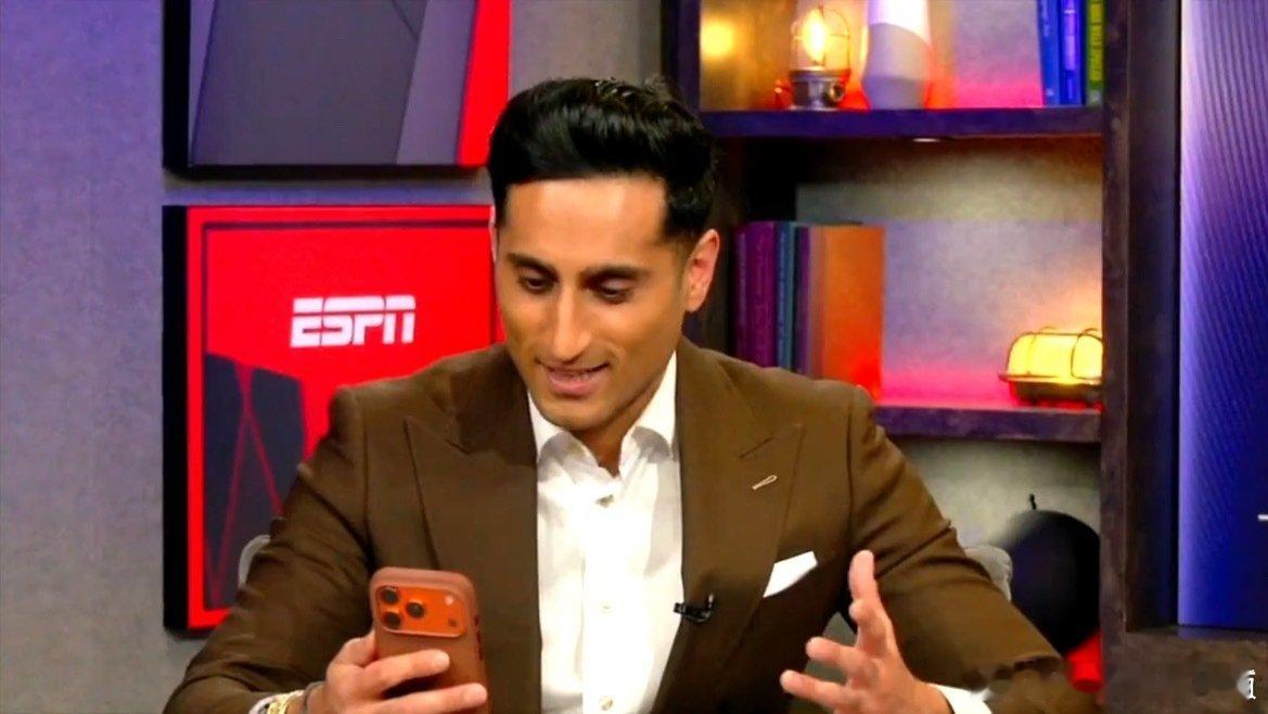 最后15分钟，还没做任何交易的球队：热火，马刺，火箭  cr：隆多的战术板 