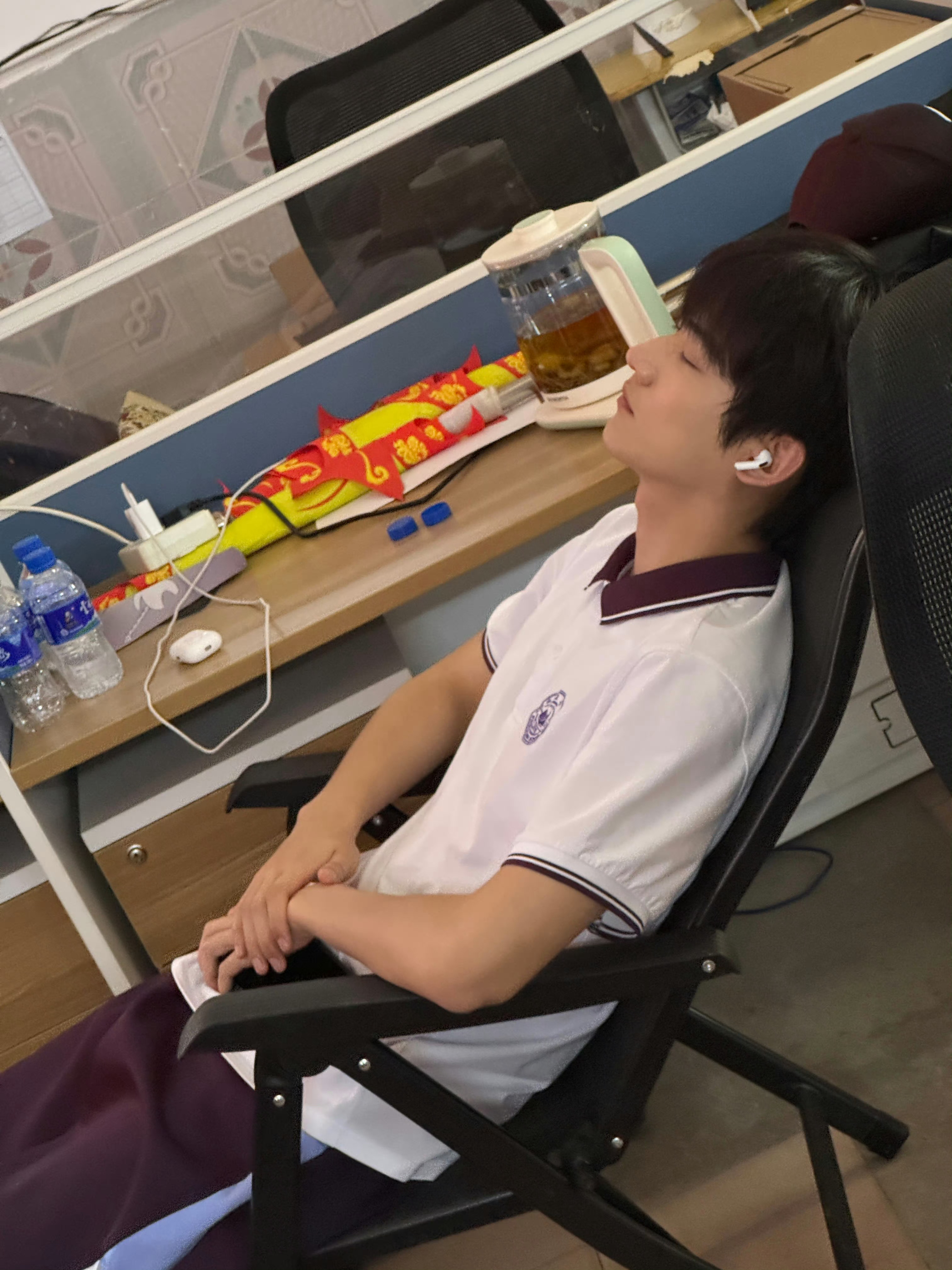 唉这个猪太猪了太可爱了呲着个牙就开始哼哼谁又能抵抗这样的猪这样的猪是十分的猪这样