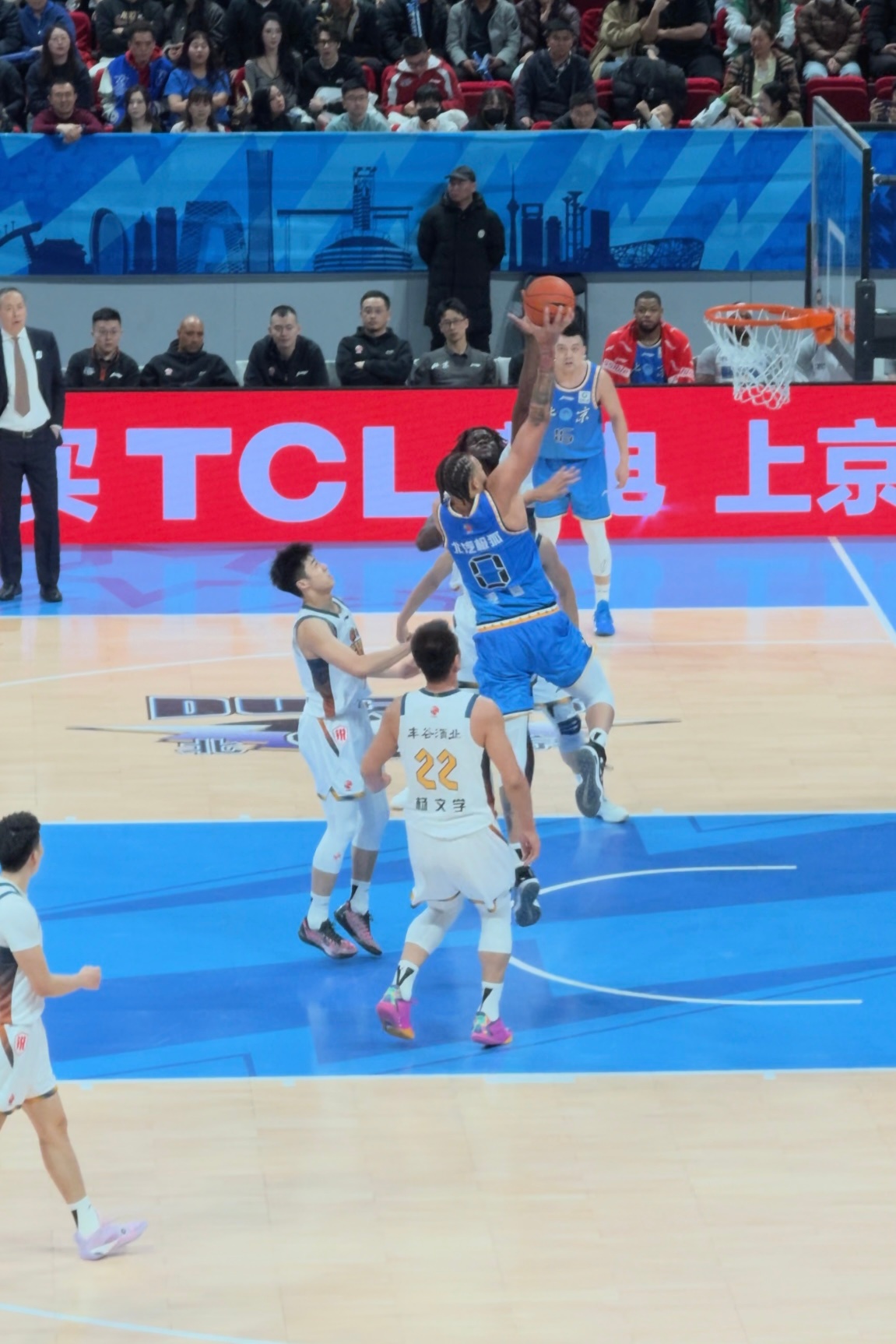 麦基登场并完成得分，还对杨文学送上大帽，不过北京队第一节后半段的进攻实在滞涩，得