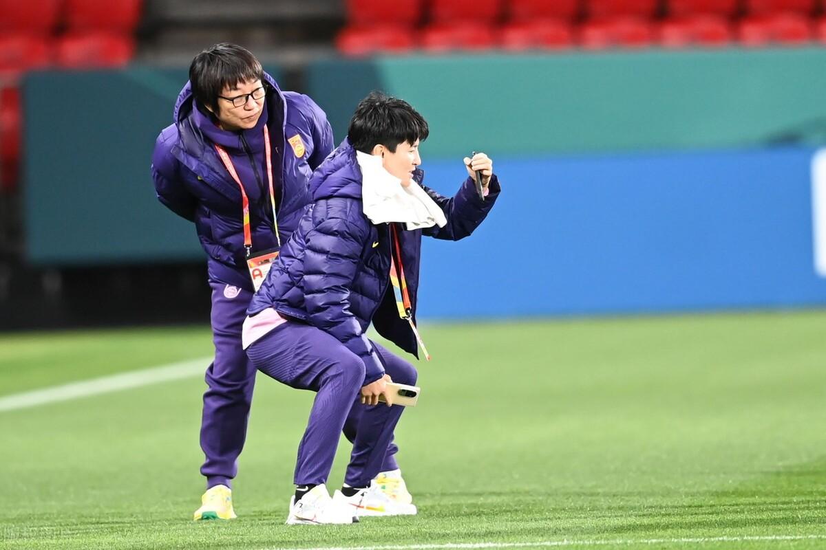 王霜真是牛！[笑哭][笑哭][笑哭]足协大领导亲自上阵服务，不仅指导王珊珊如何拍