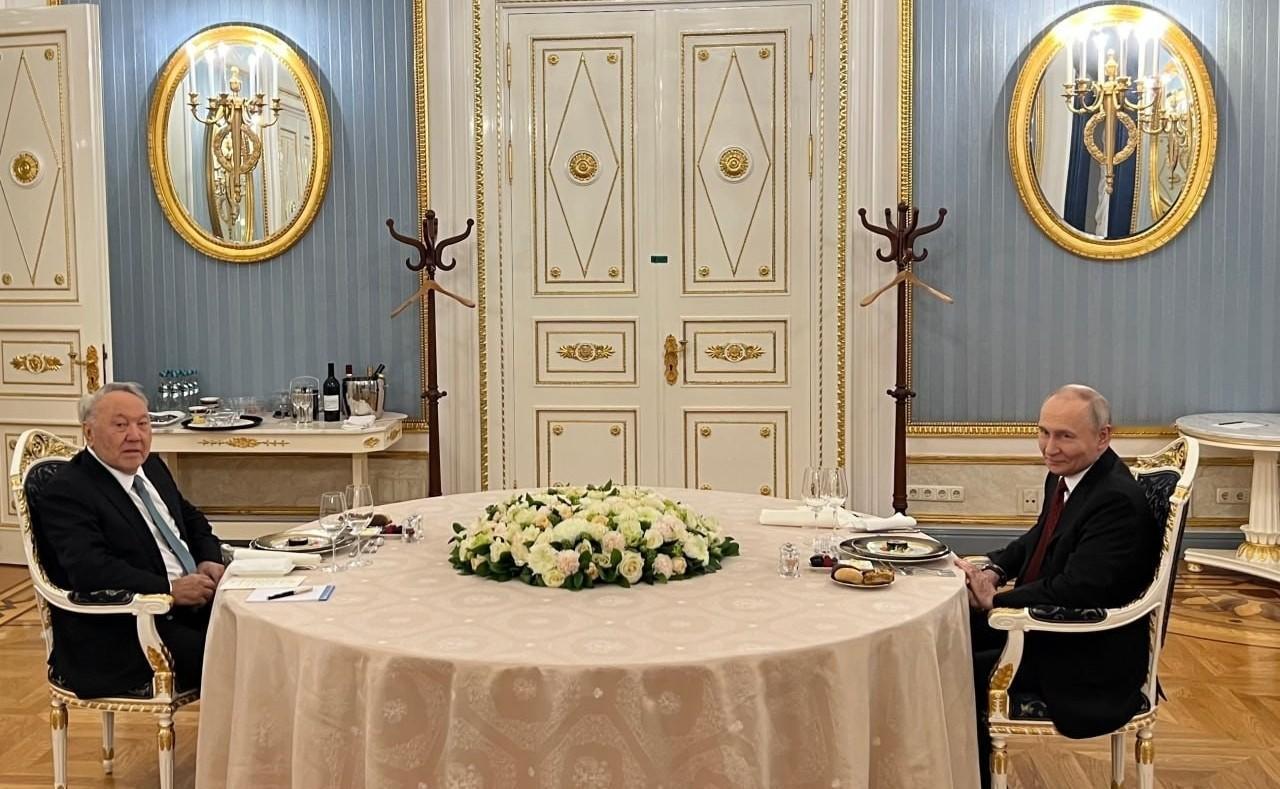 瓦洛佳小朋友  与努尔苏丹·纳扎尔巴耶夫会晤2025年12月27日  22:00