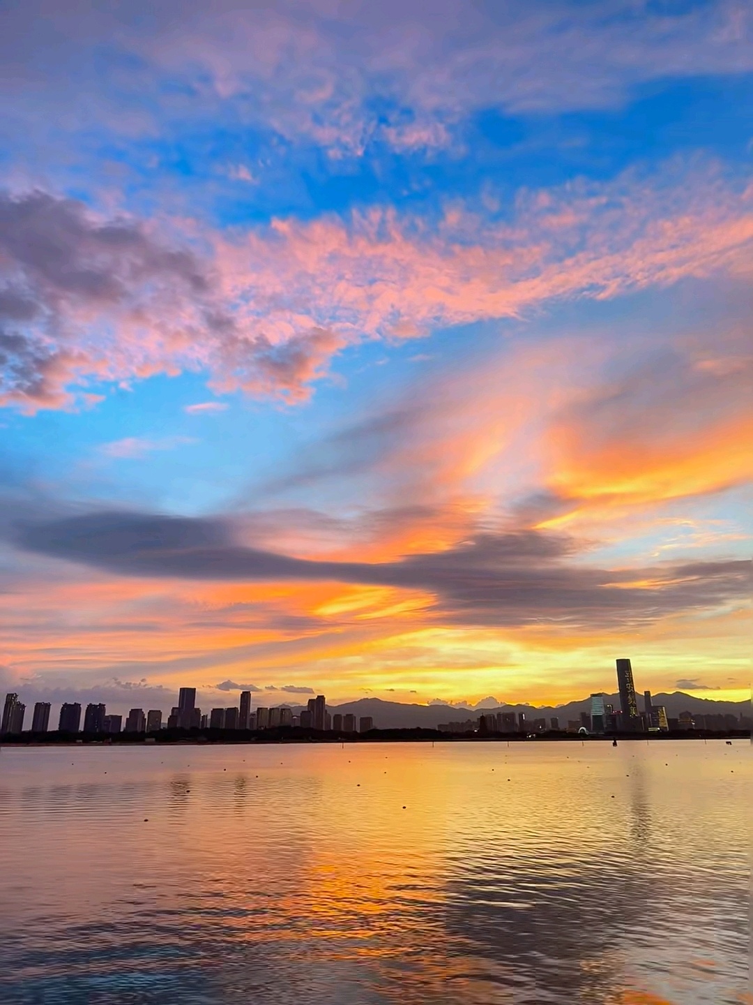 晚霞莫道桑榆晚，为霞尚满天。如果是以这样的景色结束一天的话，那也还不错 