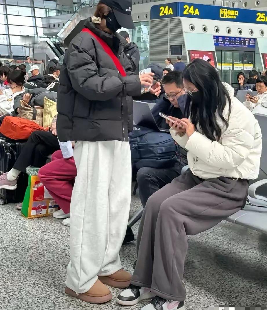 今年流行这种宽松裤子了吗？大街小巷都是看不到女生穿紧身秋裤了 