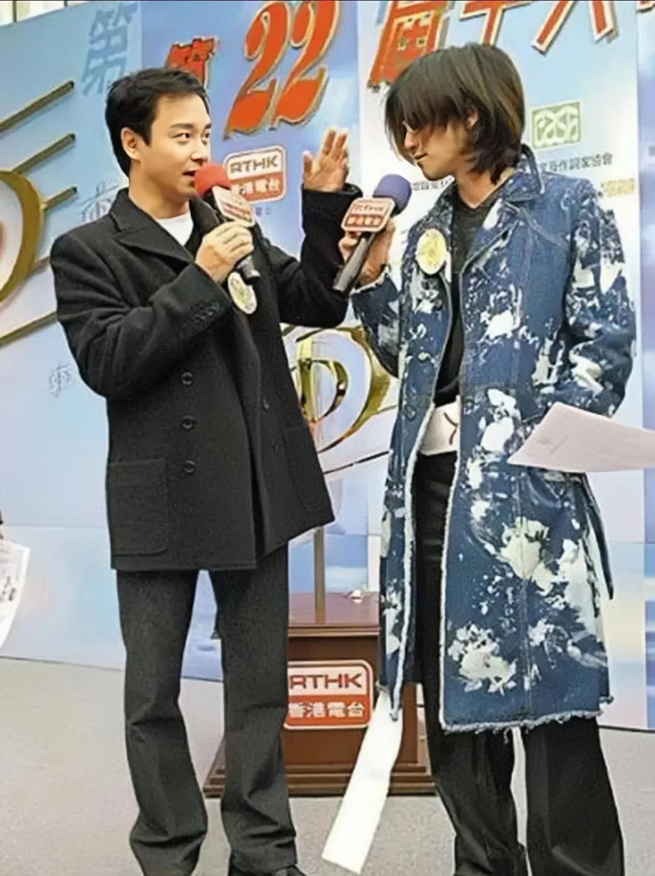 十几年前，张国荣和谢霆锋在一场活动中的同框照。
那时候的谢霆锋刚刚出道，还是个很