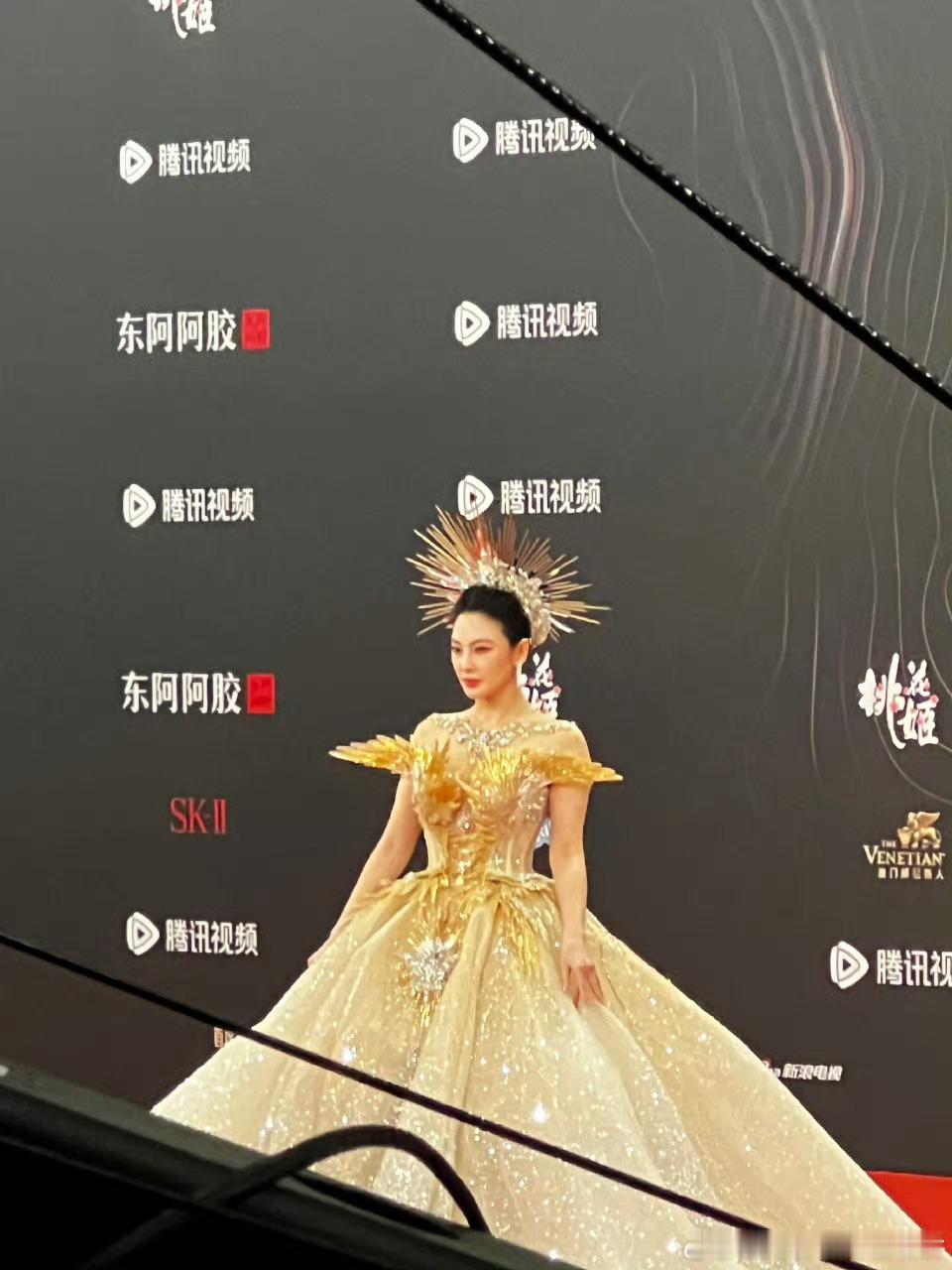 星光大赏红毯 张雨绮女皇 