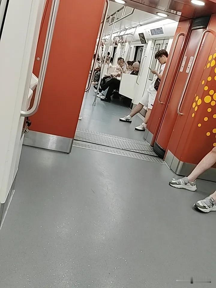 我发现一个事，地铁是真的凉啊，我感觉有些冷，这个温度调的是不是有些低？和外面温差