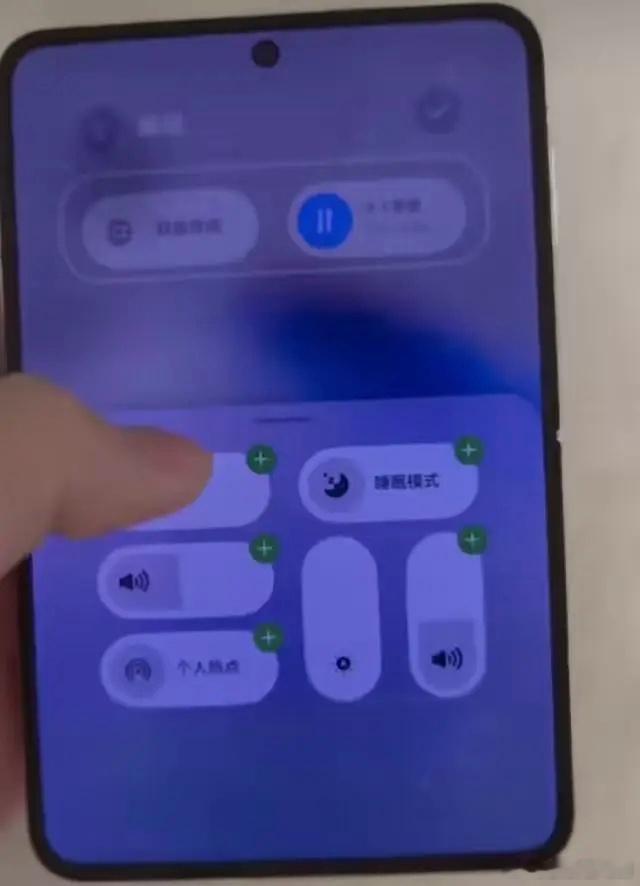 鸿蒙6 的控制中心支持“竖向音量和亮度条”。根据网友爆料，华为鸿蒙6 开发版当中