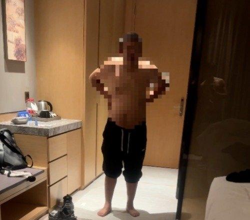苏州吴江敏华希尔顿逸林酒店最近摊上大事了——一对夫妻在睡梦中被一名赤身光脚的陌生