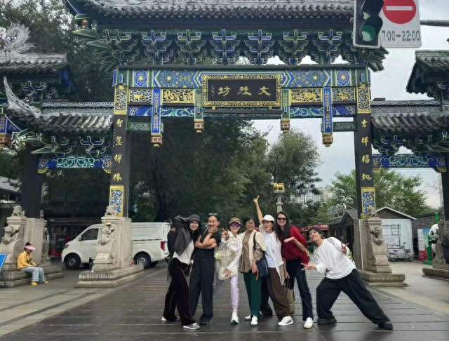 孙俪游成都不约圈内人，和圈外好友逛文殊院