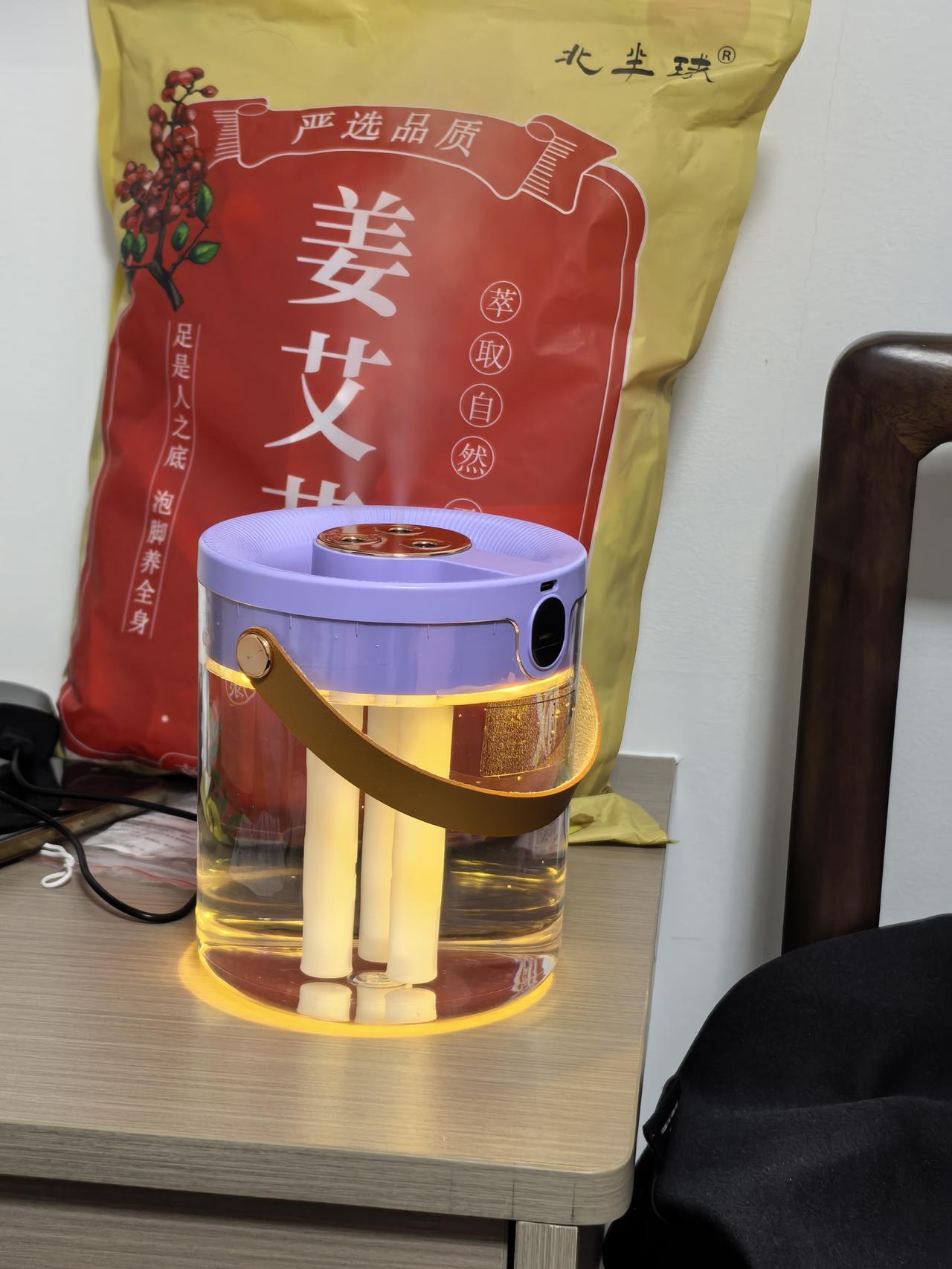 这是帅哥在网上新买的喷雾器，帅哥的购物欲比我还强。
自从冬天我经常感冒发烧后，晚