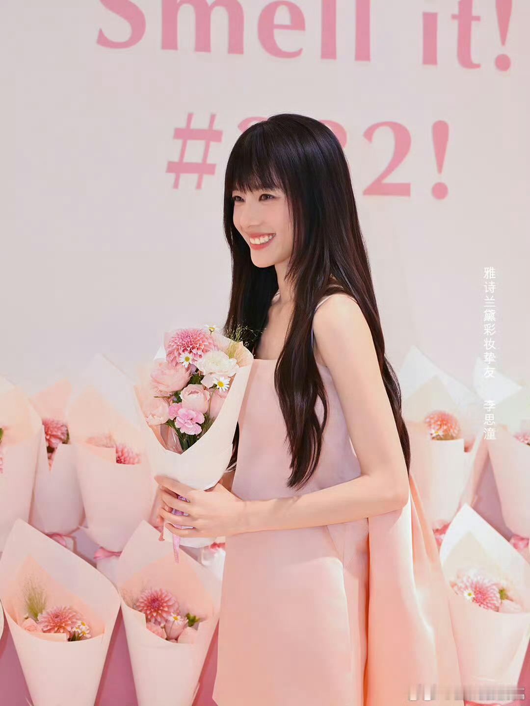 王亚飞给李思潼化的轻粉烟熏妆李思潼化妆王亚飞粉色不再局限甜妹风！王亚飞巧妙结合烟