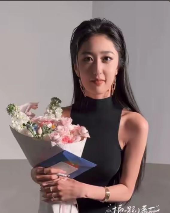 有人能判定这般身材颜值的顶级美女，大概准备多少彩礼，才征得本人同意能娶回家当老婆