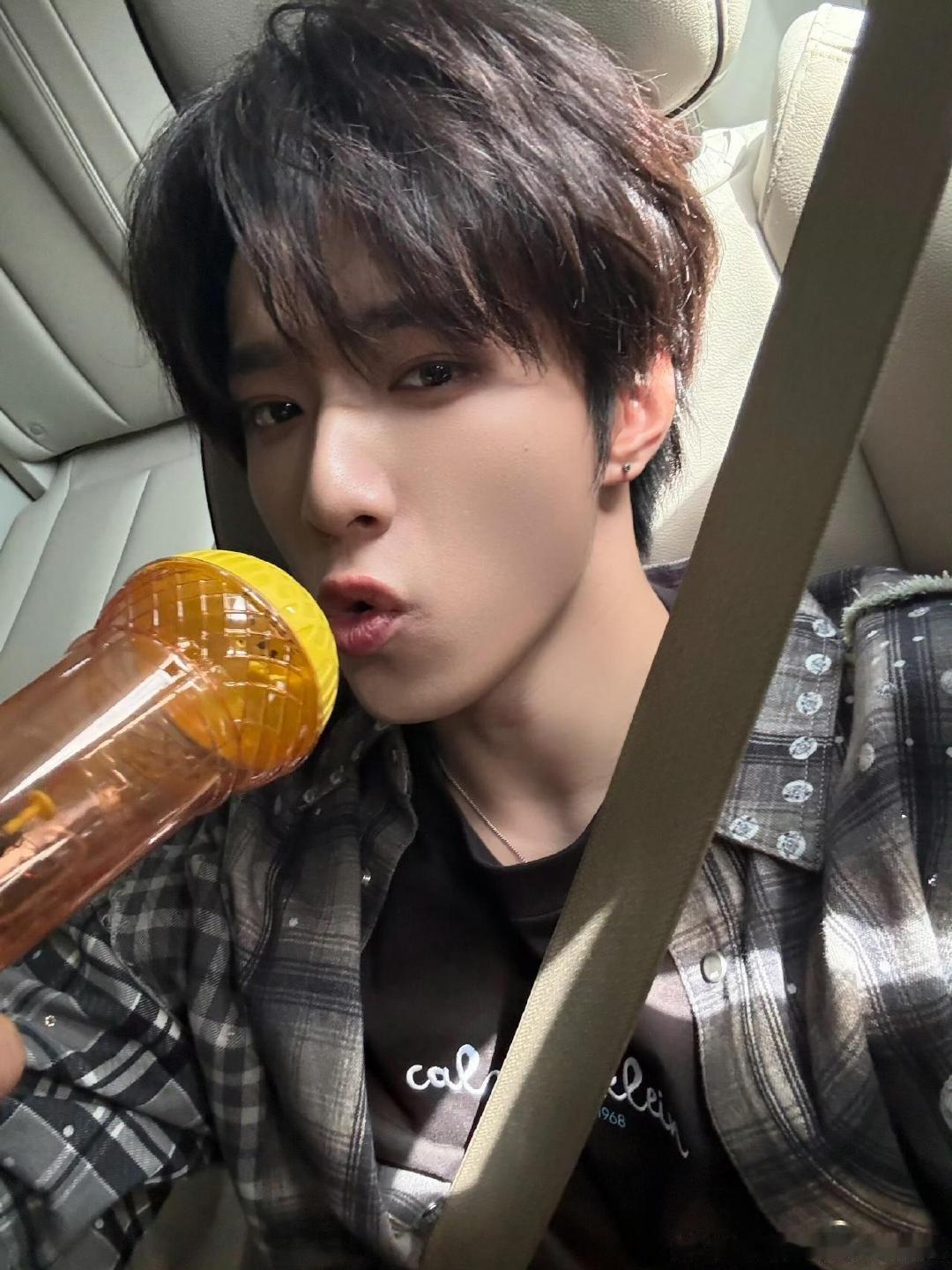 刘耀文吃蓝莓吃出一把年纪高端蓝莓遇上朴素吃法，一筷一碗逐个品尝，细嚼慢咽从容自在